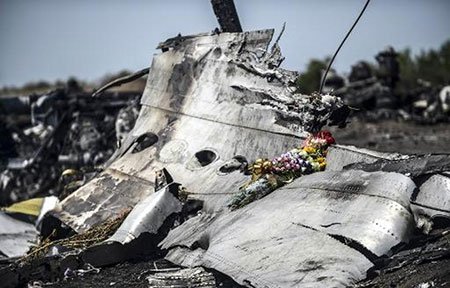 Vol MH17: Poutine accuse les forces ukrainiennes de bombarder le site du crash