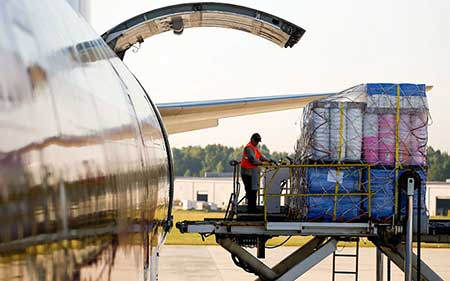 Ebola: premiers essais en Afrique de trois traitements, résultats en février.