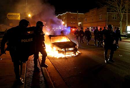 Ferguson: deuxième nuit de colère… les USA ont des problèmes «énormes», selon Moscou. Ferguson: deuxième nuit de colère… les USA ont des problèmes «énormes», selon Moscou