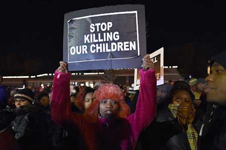 Ferguson: deuxième nuit de colère… les USA ont des problèmes «énormes», selon Moscou. Ferguson: deuxième nuit de colère… les USA ont des problèmes «énormes», selon Moscou