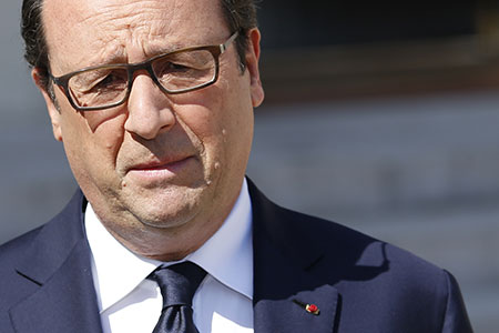 Popularité: Hollande encore en baisse à 16%, Valls stable à 37%