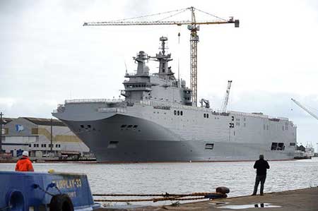 Mistral: la France a deux semaines pour livrer un premier navire à la Russie
