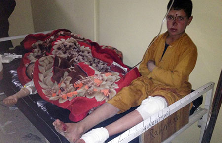 Un garçon blessé par l'attentat repose à l'hôpital où on l'a amené Afghanistan: une cinquantaine de morts dans un attentat lors d’un match de volley