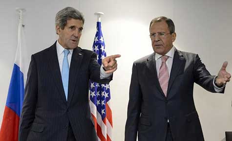 Le Secrétaire d'Etat américain John Kerry son homologue russe Sergueï Lavrov le 4 décembre 2014 à Bâle.