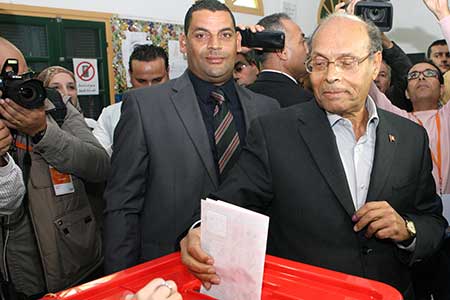 Présidentielle en Tunisie: Essebsi revendique la victoire, Marzouki conteste.