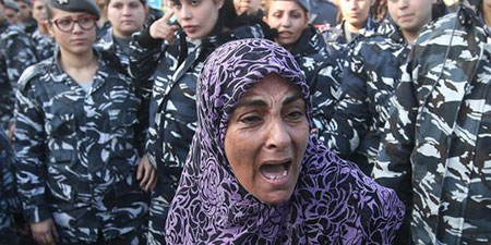 La mère du soldat libanais Ali Bazzal Tensions au Liban après l’exécution d’un policier par le Front al-Nosra
