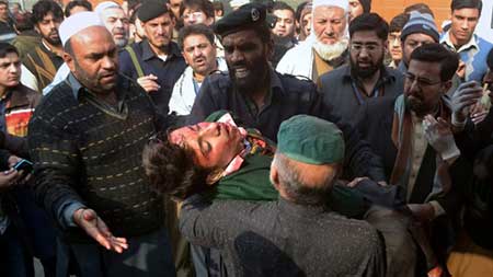 Pakistan: carnage dans une école attaquée par les talibans, au moins 126 morts.