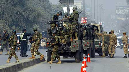 Pakistan: carnage dans une école attaquée par les talibans, au moins 126 morts.