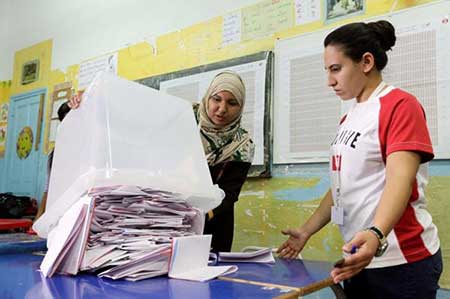 Tunisie: Essebsi pour «tourner la page du passé», Marzouki contre «le retour de la dictature».