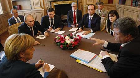 Ukraine: Hollande et Merkel pressent Poutine et Porochenko de reprendre les discussions.