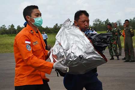 AirAsia: deux «grandes parties» retrouvées, le couloir de vol n’était pas autorisé. AirAsia: deux «grandes parties» retrouvées, le couloir de vol n’était pas autorisé
