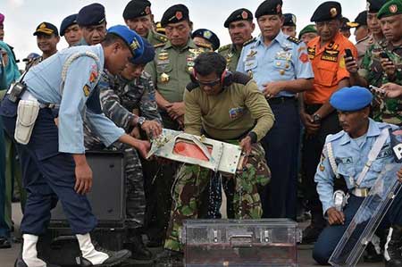 AirAsia: la deuxième boîte noire de l’avion remontée à la surface. AirAsia: la deuxième boîte noire de l’avion remontée à la surface