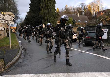Charlie Hebdo: les suspects toujours en fuite, hommage dans les mosquées
