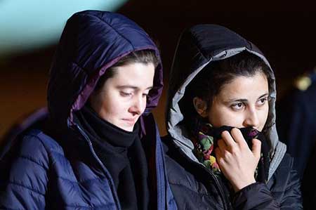 Greta Ramelli et Vanessa Marzullo des humanitaires italiennes otages en Syrie à leur arrivée à l'aéroport de Rome le 16 janvier 2015 après leur libération.
