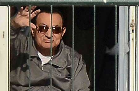 L'ex-président égyptien Hosni Moubarak au balcon de sa chambre d'hôpital le 29 novembre 2014.