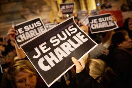 Charlie Hebdo: les suspects toujours en fuite, hommage dans les mosquées
