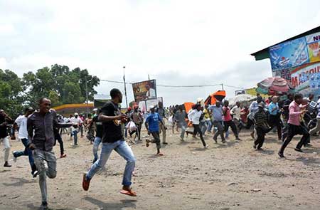 Des manifestants protestent le 20 juin 2014 à Kinshasa contre l'éventualité d'un report des élections présidentielles, prévues fin 2016.
