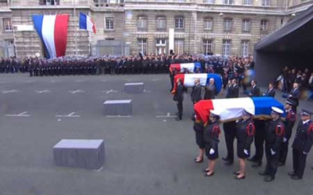 Hollande: «Les policiers sont morts pour que nous puissions être libres»
