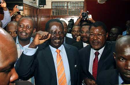 L'opposant Raila Odinga salue la suspension d'articles controversés d'une loi sur la sécurité, le 2 janvier 2015 à Nairobi.