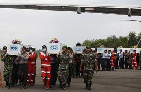 AirAsia: les recherches s’étendent en mer pour retrouver des victimes. AirAsia: les recherches s’étendent en mer pour retrouver des victimes