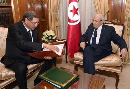 Le Premier ministre tunisien Habib Essid (g) et le président de la République Beji Caid Essebsi, le 23 janvier 2015 à Tunis.