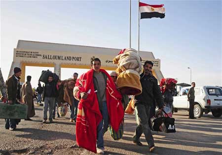 Plus de 25 000 Egyptiens ont fui la Libye.