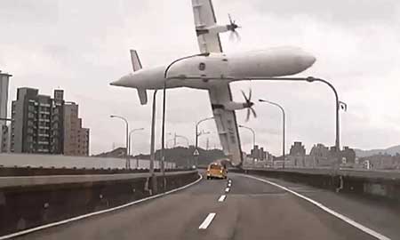 Taïwan: 16 morts, 27 disparus dans le crash d’un avion tombé dans une rivière. Taïwan: 16 morts, 27 disparus dans le crash d’un avion tombé dans une rivière