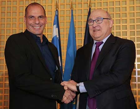 Les ministres des Finances grec Yanis Varoufakis et français Michel Sapin à l'issue d'une conférence de presse le 1er février 2015 au ministère à Paris.