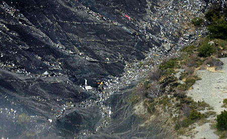 Crash A320: la boîte noire, endommagée, est arrivée à Paris
