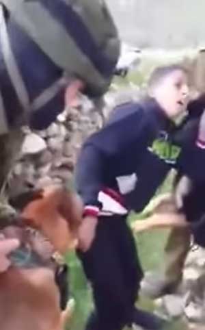 Des soldats israéliens lâchent un chien sur un adolescent palestinien

