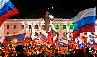 Poutine et des dizaines de milliers de Russes fêtent l’annexion de la Crimée    
