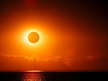 L’hémisphère Nord assiste à une éclipse solaire. L’hémisphère Nord assiste à une éclipse solaire
