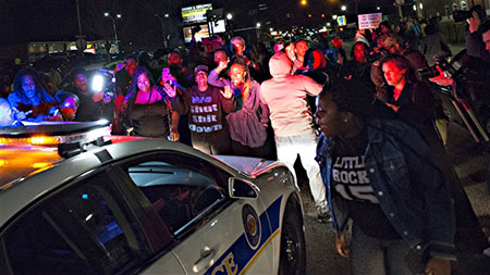 La tension est renouvelée dans la vile après des tirs contre des policiers. Etats-Unis: nouvelle manifestation à Ferguson sous tension