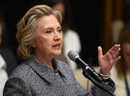 Hillary Clinton sur la défensive à cause de ses emails. Hillary Clinton sur la défensive à cause de ses emails