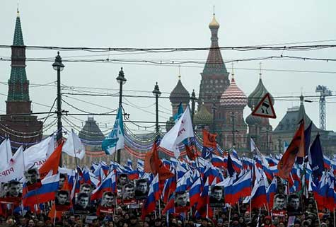Moscou: des dizaines de milliers de personnes rendent hommage à Boris Nemtsov
