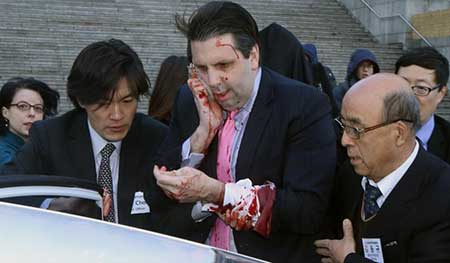 L'ambassadeur US à Séoul blessé au couteau par un nationaliste sud-coréen.
