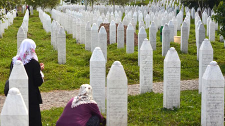 Serbie: arrestation de sept ex-policiers impliqués dans le massacre de Srebrenica. Serbie: arrestation de sept ex-policiers impliqués dans le massacre de Srebrenica