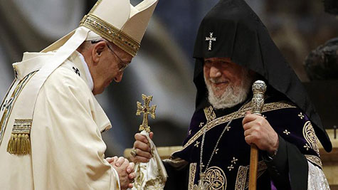 Massacre des Arméniens: le pape évoque un «génocide», Ankara rappelle son ambassadeur.