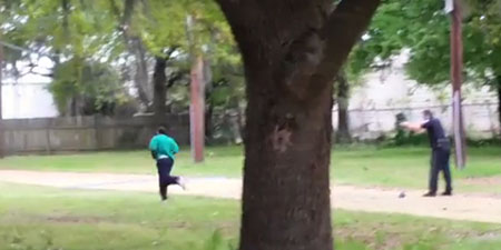 USA: un policier blanc tue un homme noir de plusieurs balles dans le dos. USA: un policier blanc tue un homme noir de plusieurs balles dans le dos