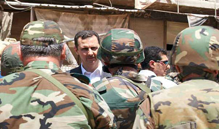 Le président Assad rend hommage aux soldats syriens évacués de l’hôpital de Jisr al-Choughour.