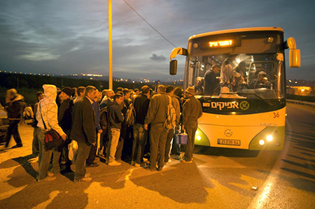Racisme: Des Palestiniens interdits de circuler dans des autobus avec des colons Racisme: Des Palestiniens interdits de circuler dans des autobus avec des colons