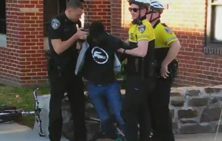 les 6 policiers formellement inculpés pour la mort de Freddie Gray USA: appel au calme dans une ville où la police a tiré sur deux hommes noirs