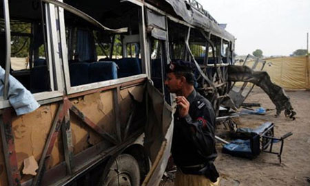 Pakistan: attaque contre un autocar à Karachi, au moins 41 martyrs. Pakistan: attaque contre un autocar à Karachi, au moins 41 martyrs