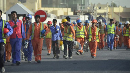 Travailleurs migrants: Le Qatar n’a pas tenu ses promesses de réformes, accuse Amnesty