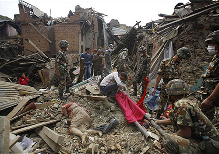 Séisme au Népal: plus aucune chance de retrouver des survivants, 6.621 morts. Séisme au Népal: plus aucune chance de retrouver des survivants, 6.621 morts