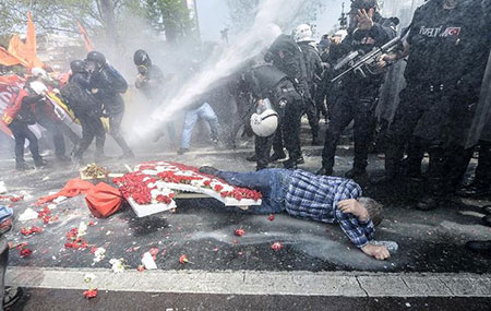 Turquie: gaz lacrymogènes et canons à eau sur les manifestants du 1er mai. Turquie: gaz lacrymogènes et canons à eau sur les manifestants du 1er mai