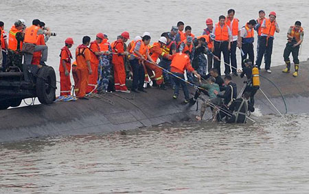 En Chine, plus de 400 personnes disparues après le naufrage d’un navire de croisière. En Chine, plus de 400 personnes disparues après le naufrage d’un navire de croisière