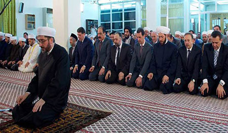 Syrie: le président Assad assiste à la prière du Fitr dans une mosquée de Damas. Syrie: le président Assad assiste à la prière du Fitr dans une mosquée de Damas