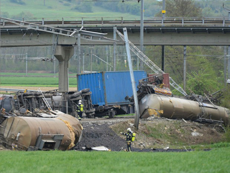 Etats-Unis: un train chargé de produits toxiques déraille et prend feu