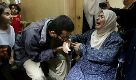  «Israël» libère le héros de la lutte contre la détention sans charges